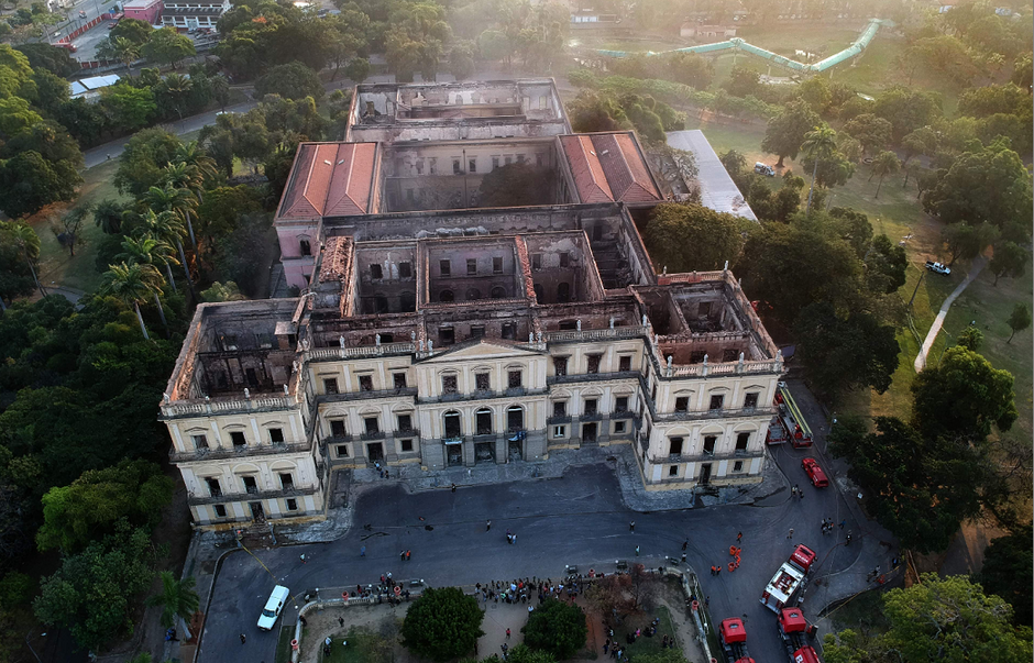 Aps 3 dias, bombeiros concluem que Museu Nacional estava em situao irregular