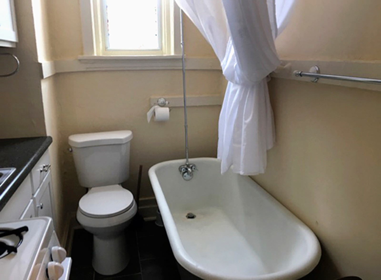 Apartamento nos EUA tem cozinha e banheiro no mesmo cmodo