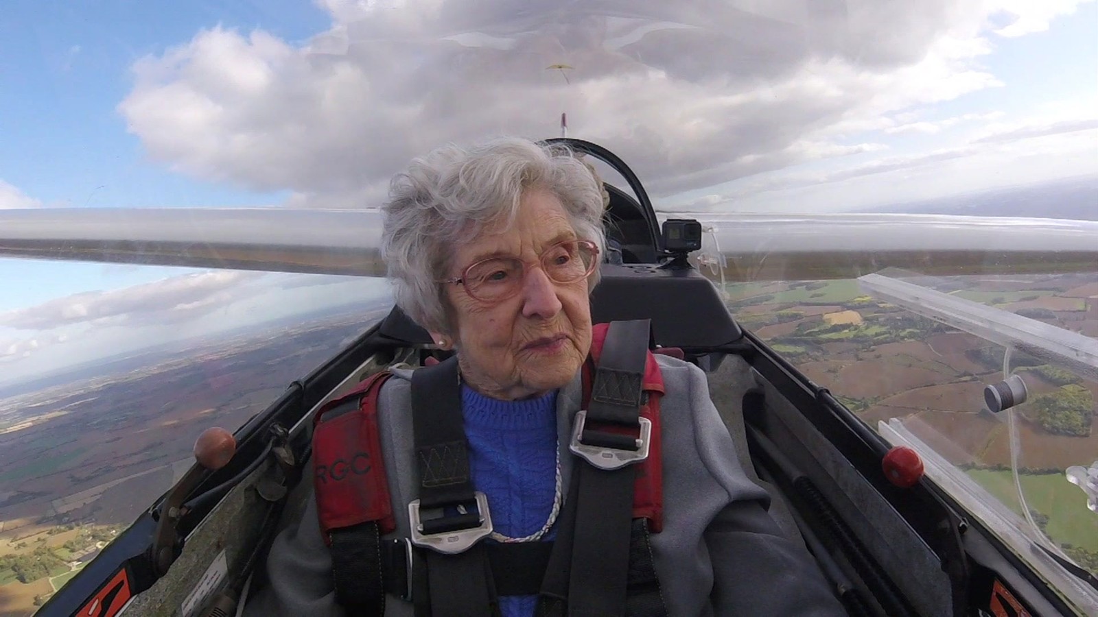 No cu aos 99 anos: o emocionante voo de planador de mulher quase centenria