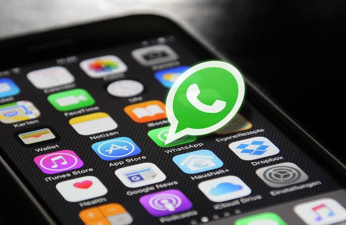 WhatsApp libera atualizao com nova forma de adicionar contatos e indita barra de emojis